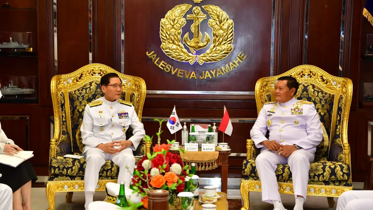 KSAL Laksamana TNI Yudo Margono menyambut kunjungan KSAL Korea Selatan Admiral Kim Jung-Soo di Mabesal, Cilangkap, Jakarta Timur