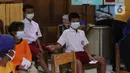 Sejumlah siswa menunggu antrean saat melakukan vaksinasi COVID-19 Pfizer di SDN Panunggangan 5, Pinang, Kota Tangerang, Selasa (19/10/2021).  Pelaksanaan vaksinasi untuk pelajar usia 12 tahun ini dilakukan dalam rangka persiapan pelaksanaan pembelajaran tatap muka (PTM). (Liputan6.com/Angga Yuniar)