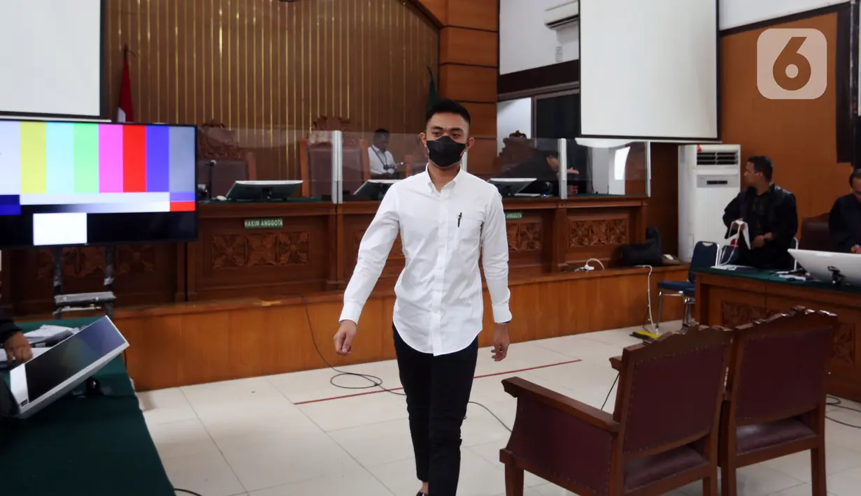 Dalam kasus ini, Jaksa menilai terdakwa melanggar Pasal 355 ayat (1) KUHP Jo 55 ayat (1) ke-1 KUHP mengenai Penganiayaan berat yang dilakukan dengan rencana terlebih dahulu. (Liputan6.com/Johan Tallo)