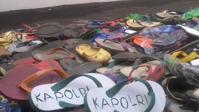 6 Tulisan di Sandal Jepit Tanda Kepemilikan Ini Bikin Ngakak