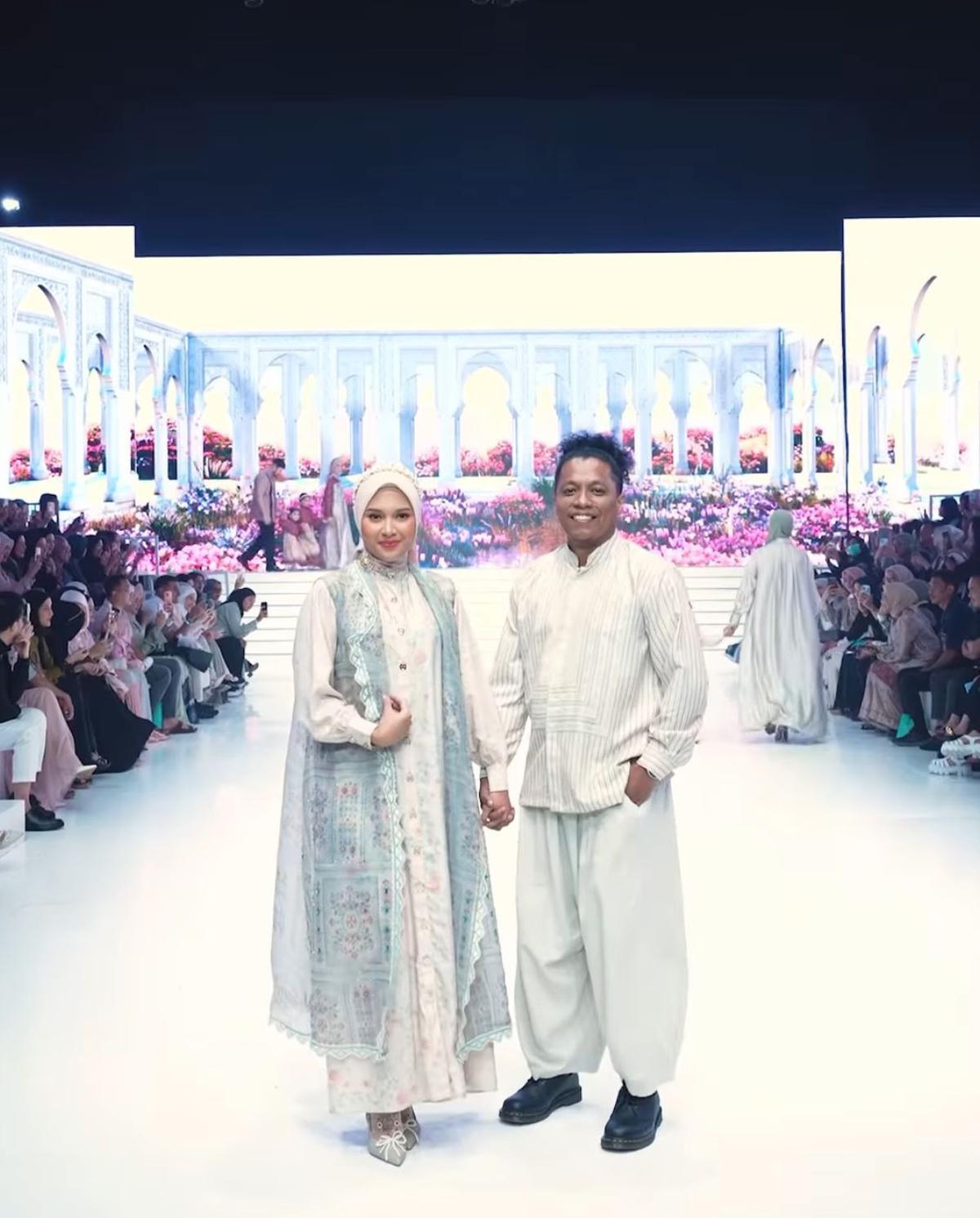 Debut Fashion Show Bareng, Indah Permatasari dan Arie Kriting Tampil Serasi di Runway