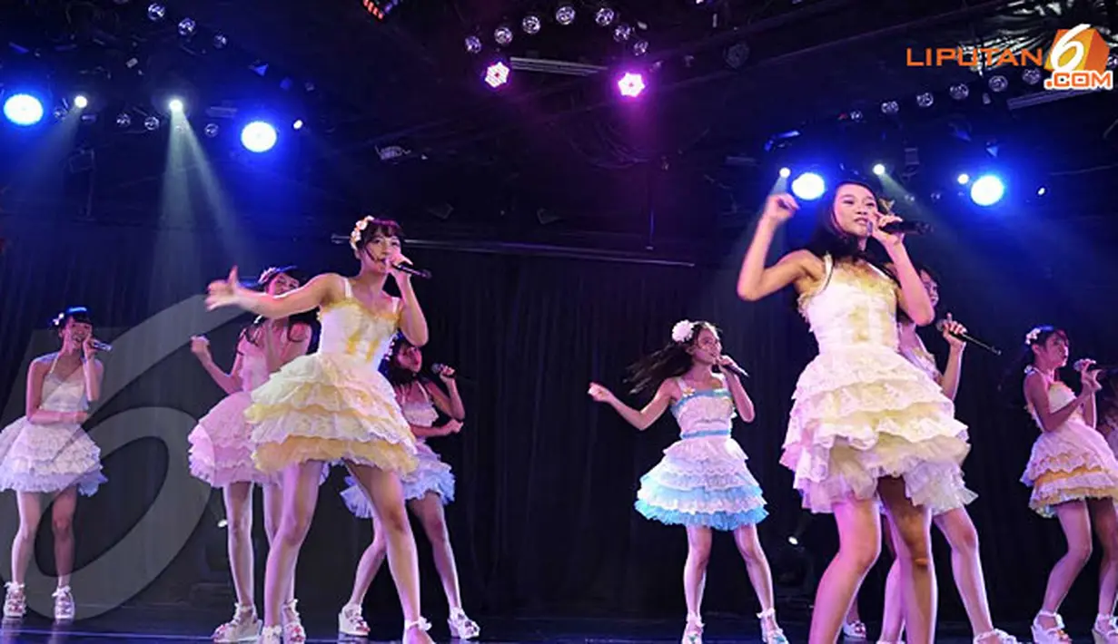 Jika sebelumnya JKT 48 lebih sering tampil dengan seragam SMU ala Jepang, Kini mereka mengubahnya dengan kostum berwarna cerah (Liputan6.com/Panji Diksana).