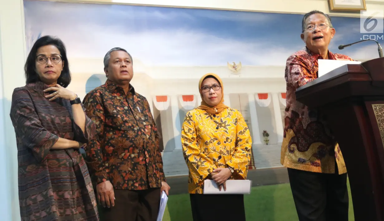 Menko Perekonomian Darmin Nasution (kanan), Menkeu Sri Mulyani (kiri), Gubernur BI Perry Warjiyo (dua kiri, dan perwakilan OJK Nurhaida (dua kanan) saat meluncurkan Paket Kebijakan Ekomomi XVI di Jakarta, Jumat (16/11). (Liputan6.com/AnggaYuniar)