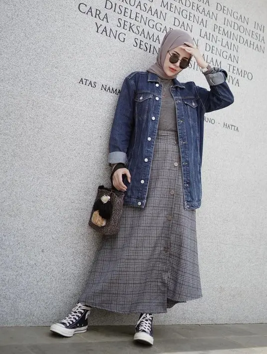 Kombinasi oversized jacket dengan t-shirt dan rok warna abu-abu juga tak kalah menarik, cocok untuk hangout! (Instagram/emyaghnia).