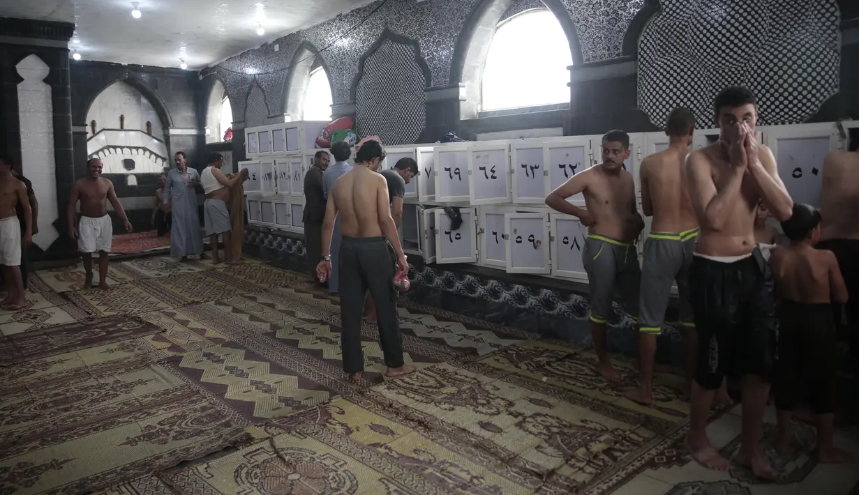 Warga berdiri di ruang ganti pemandian tradisional Turki (Hammam) setelah kembali dibuka untuk umum menyusul kemudahan pembatasan lockdown di Sanaa, Yaman, Rabu (19/8/2020). (AP Photo/Hani Mohammed)