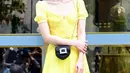 Lim Ji Yeon dengan little yellow dress, tampil super manis. Ia tambahkan detail pemanis berupa mini sling bag berwarna hitam. Foto: Instagram.