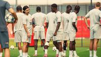 Pemain Monaco Turun dari Pesawat Hanya Pakai Pakaian Dalam akibat Masalah Teknis