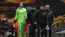 Pau Lopez yang diperkirakan mengalami dislokasi bahu akhirnya ditarik keluar pada menit ke-28 dan digantikan oleh Antonio Mirante. (AP/Jon Super)