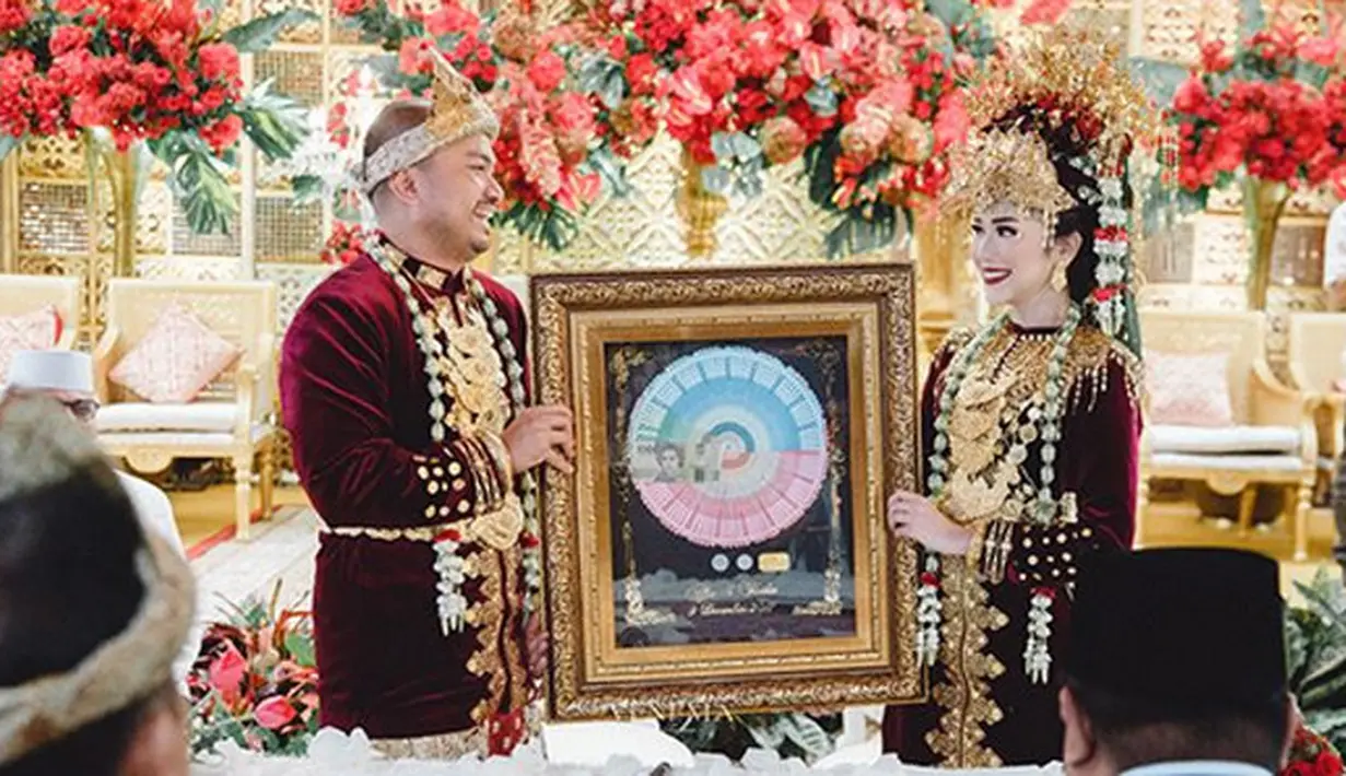 Akad nikah dengan adat Palembang itu, mantan tunangan Laudya Cynthia Bella itu memberikan mas kawin berupa seperangkat alat salat dan emas seberat 100 gram emas. (Instagram/tisthanurma)