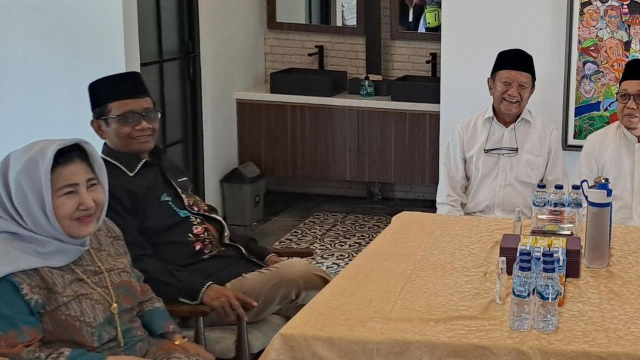 Mahfud MD terlihat juga mengajak istrinya yakni Zaizatun Nihayati.<br><br>Mereka terlihat duduk sambil berbincang-bincang hangat di satu meja bersama teman-teman dan kolega keluarga Ganjar. Foto: merdeka.com / Purnomo Edi