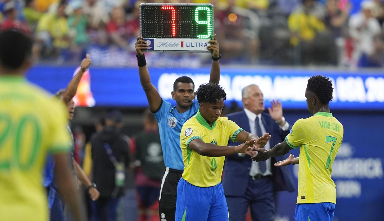 Pemain muda Brasil, Endrick (kiri) menggantikan Vinicius Junior saat laga Grup D Copa America 2024 melawan Kosta Rika di SoFi Stadium, Inglewood, California, Selasa (25/06/2024) WIB. (AP Photo/Ryan Sun)