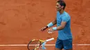 Rafael Nadal membuang raket usai mengalahkan Dominic Thiem pada final Prancis Terbuka 2018 d Roland Garros stadium, Paris, (10/6/2018). Nadal menang tiga set 6-4, 6-3, 6-2. (AP/Thibault Camus)