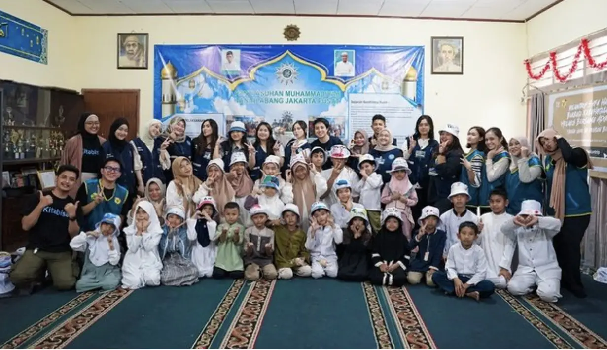 Setelah puas bersenang-senang bersama, Syifa juga tak lupa melakukan sesi foto bareng untuk menjadi kenang-kenangan akan momen spesial ini.   [Foto: Instagram/ Syifa Hadju]