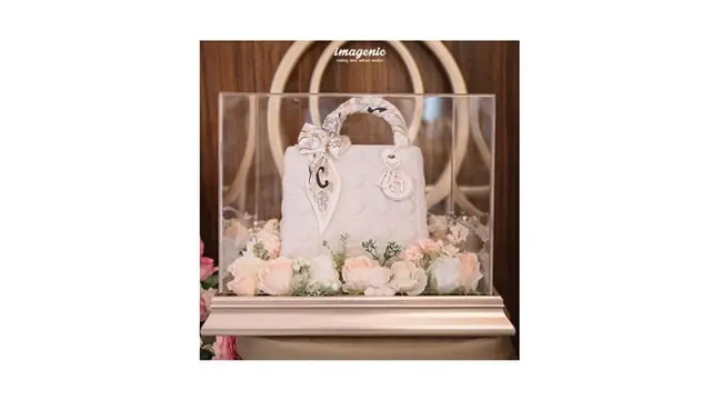 Tas Dior menjadi pilihan Rezky Aditya untuk diberikan pada sang istri.