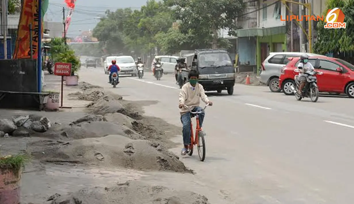 Tiga hari pasca letusan Gunung Kelud  sejumlah jalan yang ada di kota Kediri pada MInggu 16 Februari 2104 masih terus diselimuti pasir sisa material letusan (Liputan6.com/Helmi Fithriansyah).