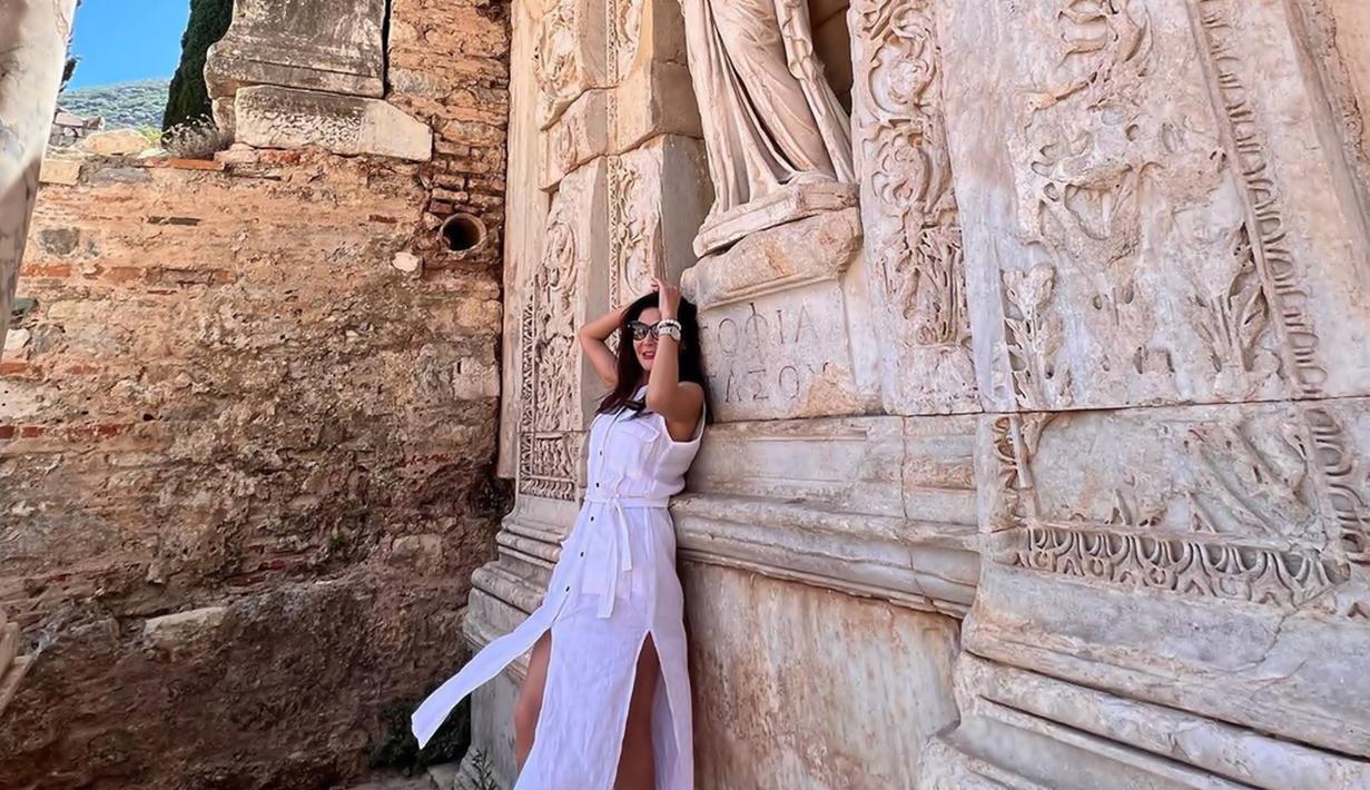 Sebagai negara yang memiliki banyak destinasi wisata alam, Turki juga memiliki kawasan wisata historis seperti Kota Kuno Ephesus. Jalan-jalan di Kota Kuno akan menemukan berbagai bangunan bersejarah yang menarik untuk menjadi spot foto. (Liputan6.com/IG/@tamarableszynskiofficial)