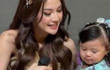 6 Momen Mahalini Nyanyi Bareng Arsy, Sambil Momong Ameena di Panggung