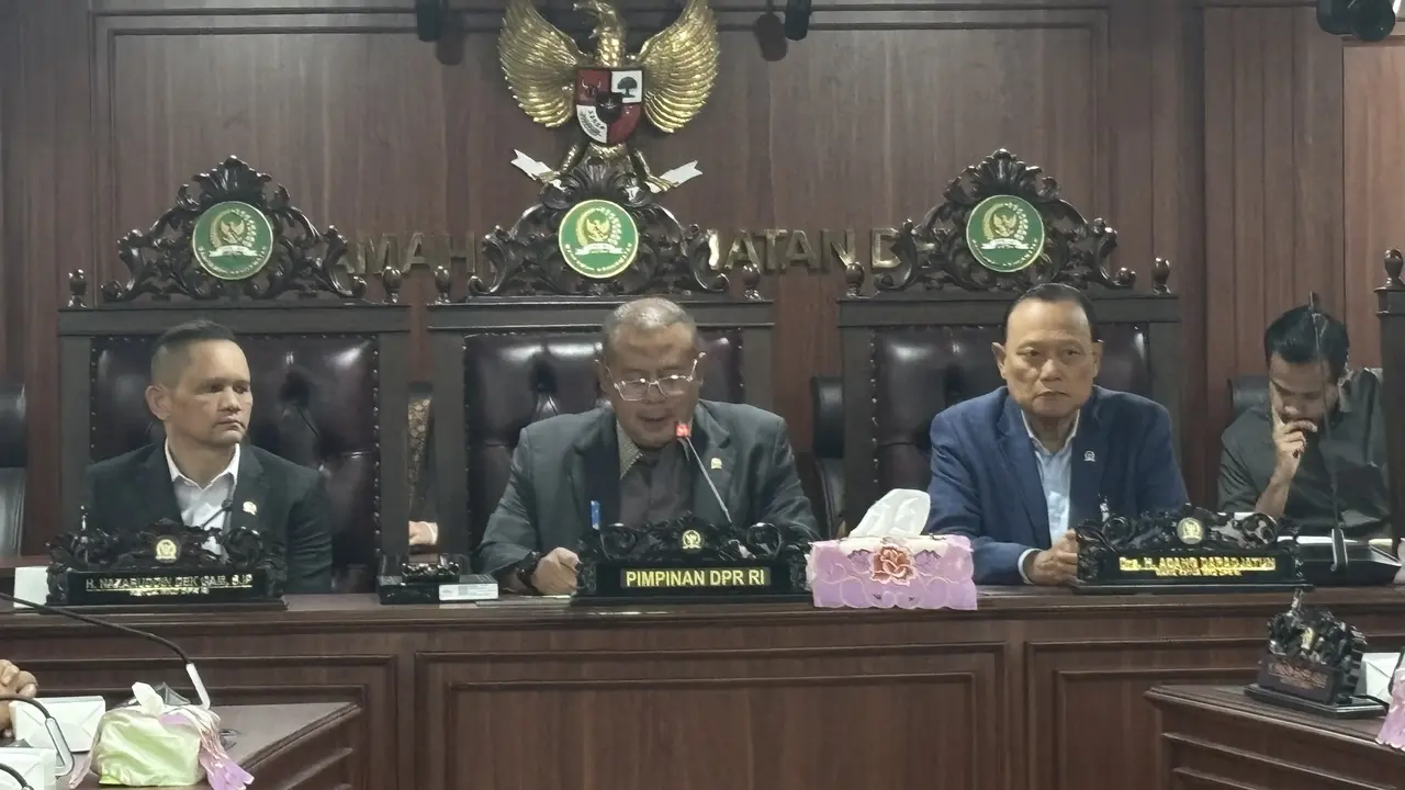 Wakil Ketua DPR, Cucun Ahmad Syamsurijal memimpin jalannya rapat pergantian anggota MKD.