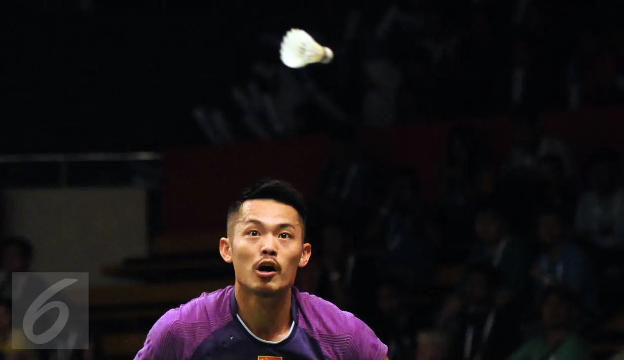 Pebulutangkis unggulan kelima, Lin Dan (Tiongkok) melihat bola saat Sattawat Pongnairat (USA) di Total BWF Championships 2015 di Jakarta, Selasa (11/8/2015). Lin Dan unggul 21-8, 21-11 atas Sattawat Pongnairat. (Liputan6.com/Helmi Fithriansyah)