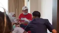 Potongan video penganiayaan yang dilakukan JT (baju merah) ke perawat RS Siloam Sriwijaya Palembang Sumsel (Dok. Instagram @palembangwikwikwik / Nefri Inge)