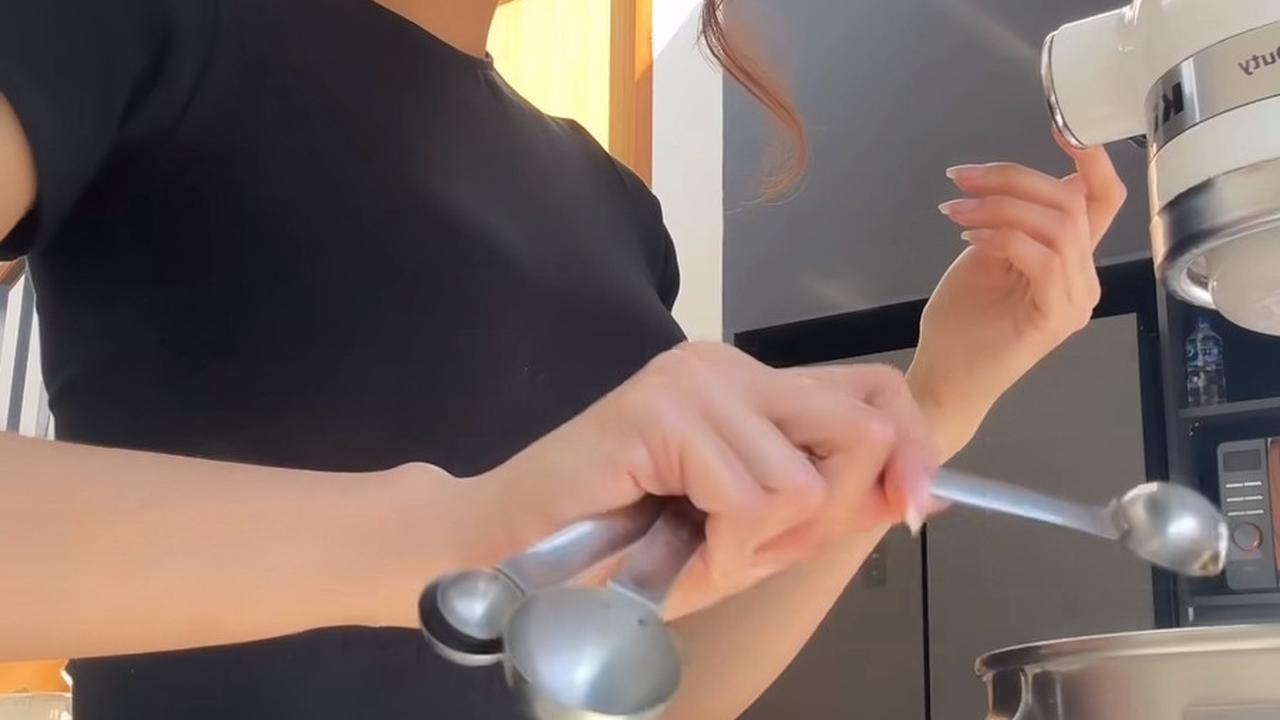 Sisi romantis Rizky Febian tampak jelas saat Mahalini menunjukkan kebolehannya memanggang brownies di dapur untuk disantap bersama keluarga.<br><br>