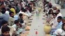  Para peserta buka puasa bersama ini mengaku selain bisa mendapatkan makanan berbuka secara gratis mereka juga bisa menjalin kebersamaan, Pakistan, Quetta, Rabu (2/7/2014) (AFP PHOTO/BANARAS KHAN)