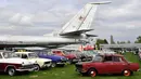 Mobil dan pesawat dipamerkan selama hari pembukaan festival mobil retro OldCarLand di Kiev (27/4). Lebih 1000 kendaraan yang dibuat di AS, Eropa dan Uni Soviet periode 1930-1970 dipamerkan bersama dengan 90 pesawat Uni Soviet. (AFP Photo/Sergei Supinsky)