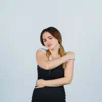 Jangan biarkan otot kaku menghambat produktivitasmu. Cukup lima menit untuk membuat lengan kembali rileks dan nyaman. [Dok/Freepik.com/8photo].