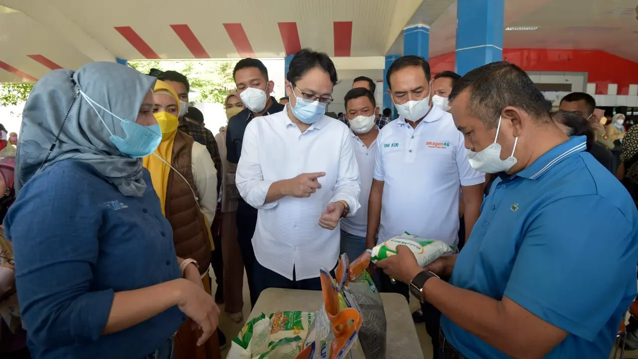 Wakil Menteri Perdagangan Jerry Sambuaga didampingi Wakil Bupati Maros Suhartina Bohari dalam operasi pasar di Lapangan Palantikang, Kabupaten Maros, Sulawesi Selatan pada Sabtu 12 Maret 2022. (Dok Kemendag)
