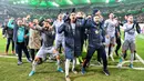 Tim Istanbul Basaksehir merayakan kemenangan atas Borussia Moenchengladbach pada laga Grup J Liga Europa di Moenchengladbach, Jerman, Kamis (12/12/2019). Moenchengladbach gagal ke fase gugur setelah kalah 1-2 dari Basaksehir. (AP Photo/Martin Meissner)