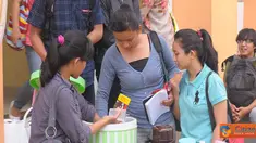 Citizen6, Semarang: Sekelompok mahasiswa Ilmu Komunikasi berjualan untuk memperoleh dana yang nantinya akan digunakan untuk memenuhi dana Temu Keakraban pada bulan Desember mendatang.(Kelompok 25)
