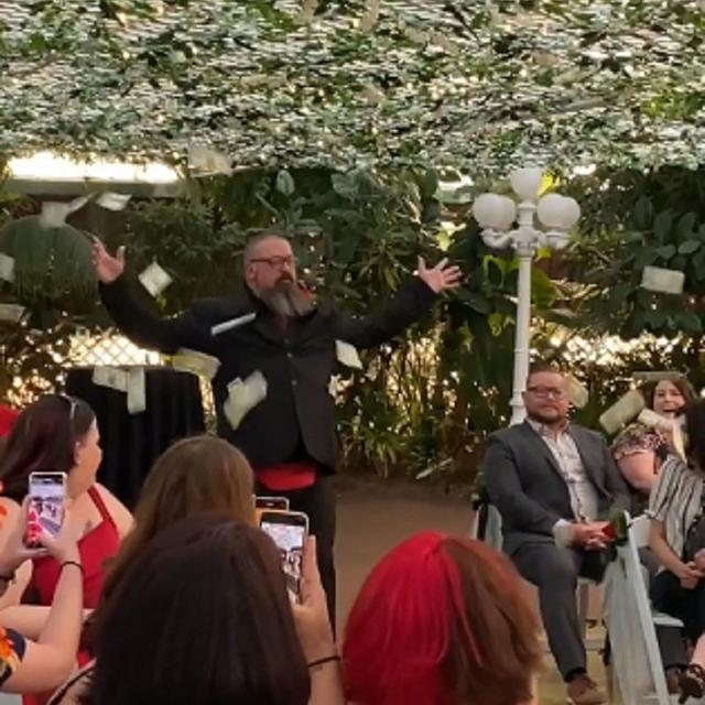 Viral, Momen Pria Menebar Uang Pada Tamu Undangan di Acara Pernikahan