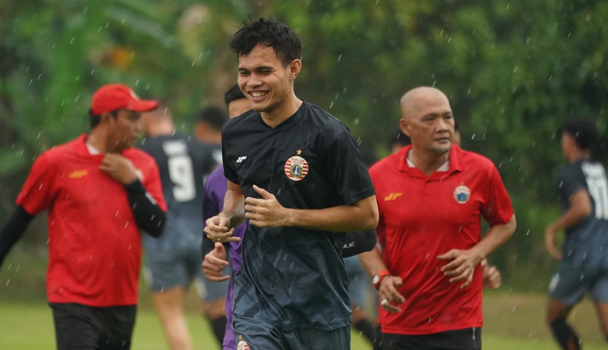Bek Persija Jakarta, Rezaldi Hehanusa mengikuti latihan perdana Persija Jakarta usai menjuarai Piala Menpora 2021 menjelang bergulirnya Liga 1 di National Youth Training Centre (NYTC) Sawangan Depok, Kamis (20/5/2021). (Foto: Dok. Persija Jakarta)