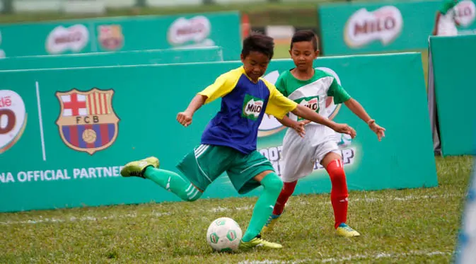 Anak-anak U-12 mengeluarkan segala kemampuan untuk bisa berprestasi di MILO Football Championship 2017. 