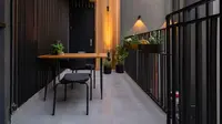 7 Desain Teras Kecil tapi Homy dengan Bantal Lembut untuk Kumpul Keluarga Kecil