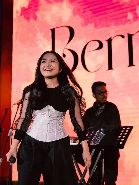 Setiap kali ia melangkah, auranya yang elegan dan feminin langsung terasa, seolah hitam adalah warna yang mengekspresikan jiwanya.  [@bernadyaribka].