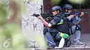 Pasukan Datasemen Jalamangkara (Denjaka) TNI AL melakukan latihan pembebasan sandera di Gedung Pelni, Jakarta, Minggu (20/12). Latihan untuk membangun sinergitas kemampuan intelijen dengan Denjaka untuk operasi intelijen. (Liputan6.com/Immanuel Antonius)