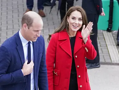 Pangeran William dan Kate Middleton saat mengunjungi Wales pada 27 Februari 2022. (Foto: Danny Lawson/PA via AP)