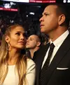 Bukan hanya cantik dan bersuara emas, Jennifer Lopez juga berhati mulia. Kekasih Alex Rodriguez ini sangat tersentuh hatinya ketika melihat para korban bencana badai Maria di Puerto Rico. (AFP/Christian Petersen)