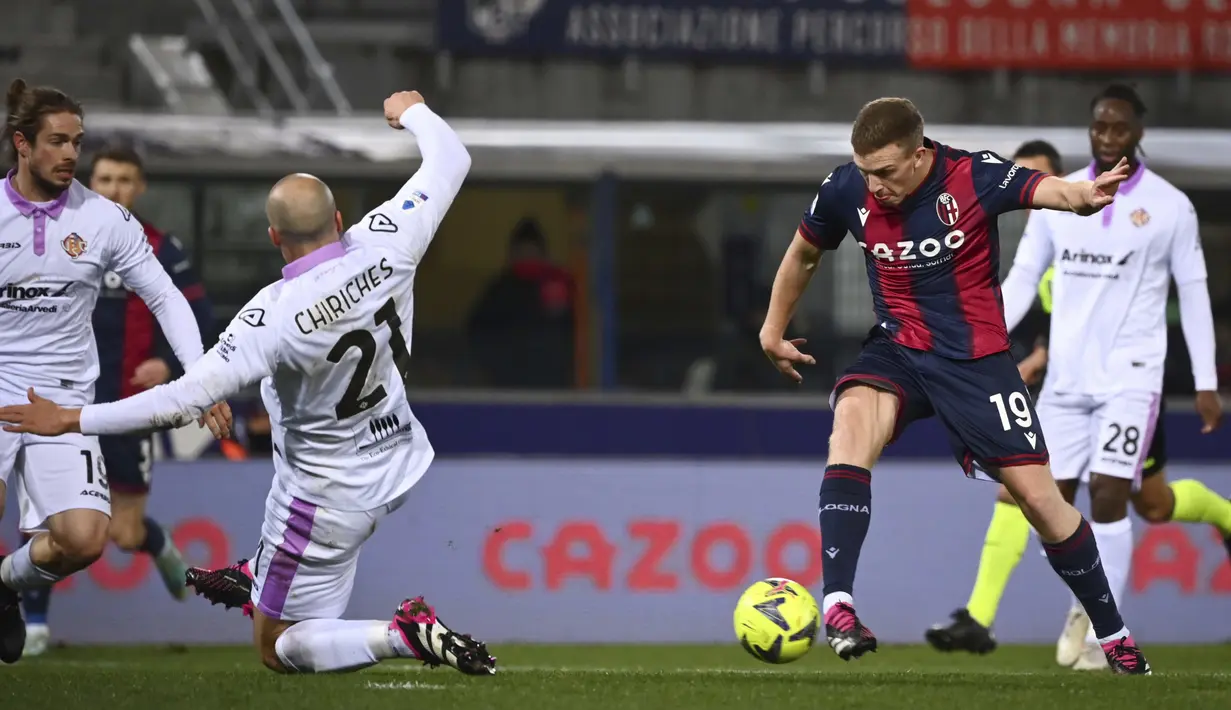 <p>Lewis Ferguson dari Bologna berusaha menendang bola dari kawalan Vlad Chiriches dari Cremonese selama pertandingan lanjutan Liga Italia di Stadion Renato Dall'Ara di Bologna, Italia, Selasa (24/1/2023). Dengan hasil imbang ini, Bologna kini berada di peringkat ke 12 dengan 23 poin. (Massimo Paolone/LaPresse via AP)</p>