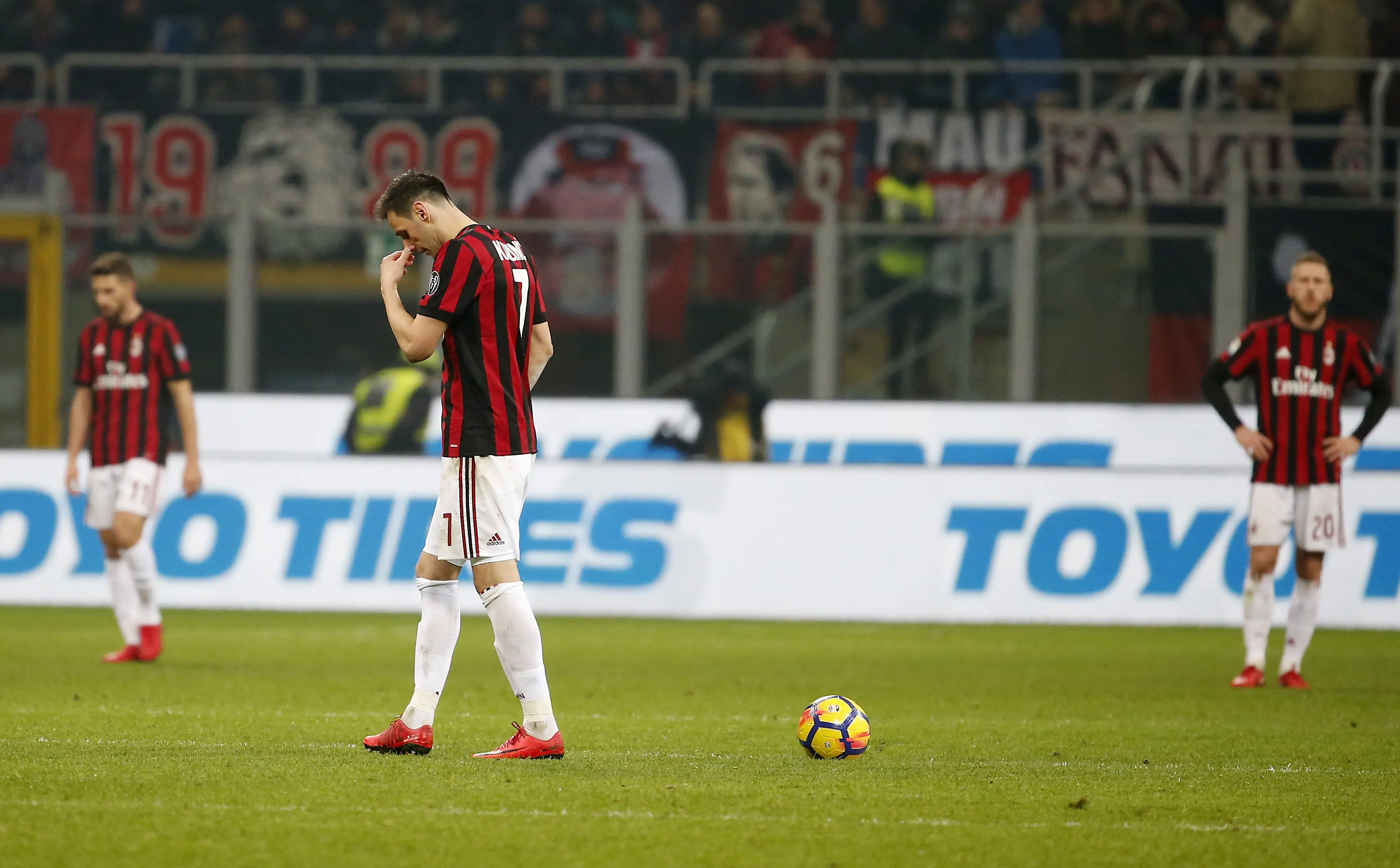 Penyerang AC Milan, Nikola Kalinic tertunduk lesu usai kalah 0-2 dari Atalanta. (AP Photo/Antonio Calanni)