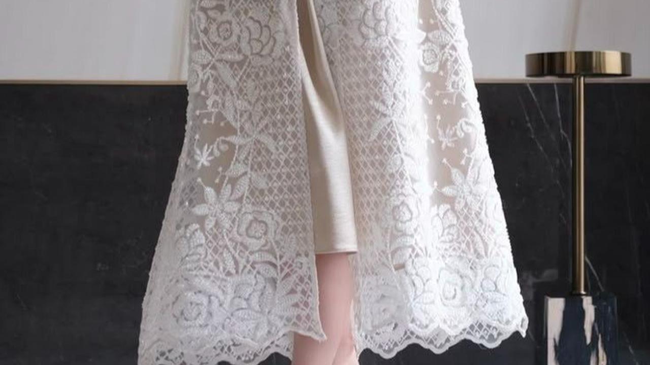 Ilustrasi Lace Dress Putih Panjang