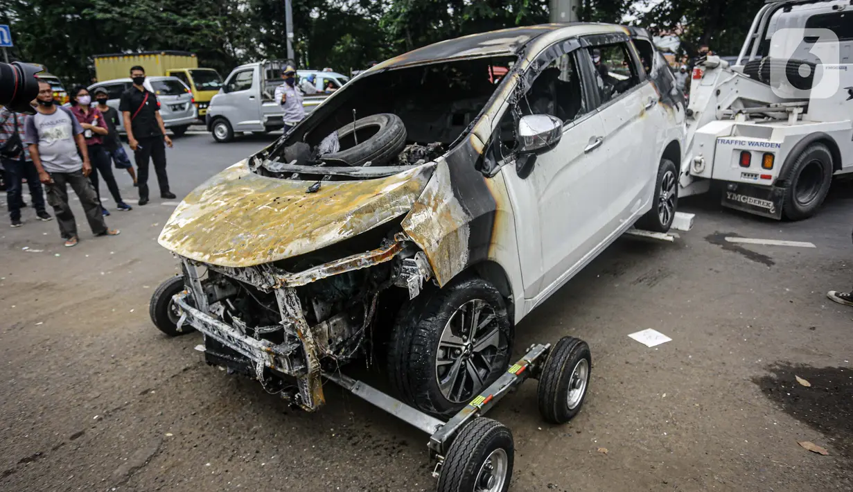 Mobil yang rusak pascapenyerangan di Polsek Ciracas, Jakarta, Sabtu (29/8/2020). Polsek Ciracas  diserang oleh sejumlah orang tak dikenal pada Sabtu (29/8) dini hari. (Liputan6.com/Faizal Fanani)