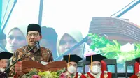 PASURUAN – Menteri Desa, Pembangunan Daerah Tertinggal dan Transmigrasi (Mendes PDTT), Abdul Halim Iskandar memberikan orasi ilmiah dalam wisuda Universitas Yudharta Pasuruan, pada Minggu (7/11/2021). (Humas kemendes)