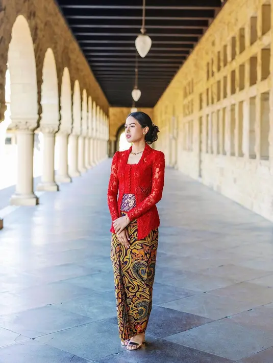Di momen kelulusan S2 dari Stanford University, wanita kelahiran 19 Desember 1994 ini pun tampil menawan dengan kebaya merah. Senyum bahagia begitu terpancar dari wajah Maudy Ayunda. (Liputan6.com/IG/@maudyayunda)