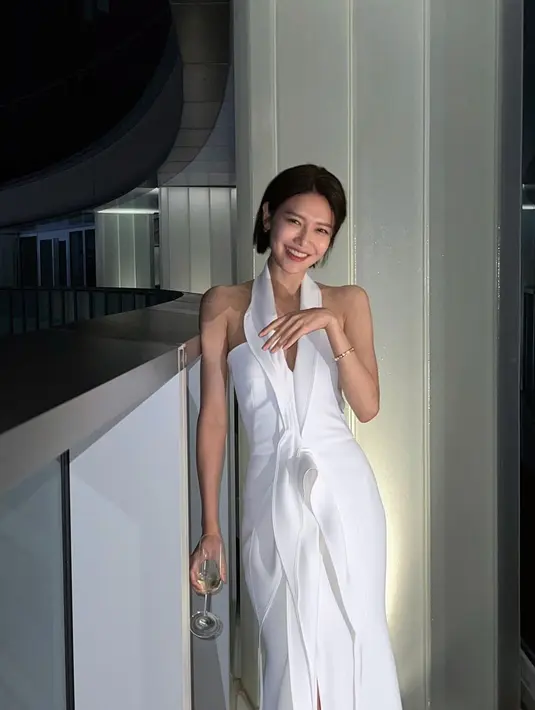 <p>Dengan gaun putih, Sooyoung memperlihatkan senyum cerahnya. (Foto: Instagram/ sooyoungchoi)</p>
