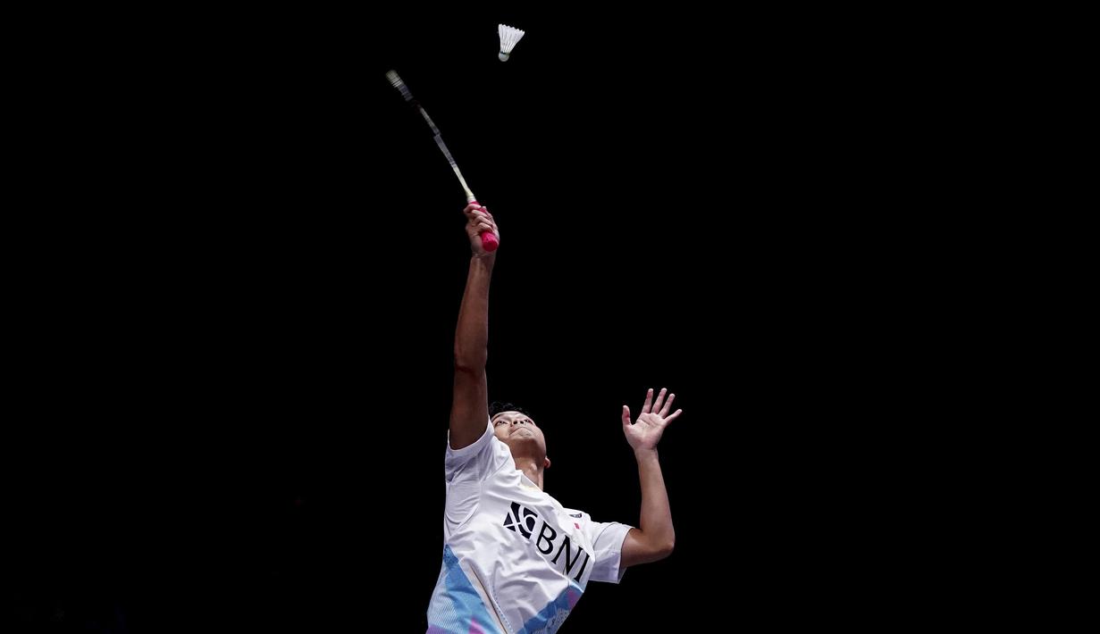 Pebulu tangkis tunggal putra Indonesia, Anthony Sinisuka Ginting berusaha mengembalikan kok ke arah pebulu tangkis Denmark, Victor Axelsen pada laga perempat final All England 2024 di Utilita Arena Birmingham, Inggris, Jumat (15/03/2024). (AP Photo/PA/Bradley Collyer)