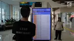 Calon penumpang mengamati jadwal keberangkatan kereta Bandara Soekarno-Hatta di Stasiun Sudirman Baru, Jakarta, Selasa (26/12). Kereta bandara resmi beroperasi perdana dengan tarif promo Rp 30.000 hingga 1 Januari 2018. (Liputan6.com/Faizal Fanani)