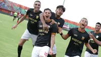 Para pemain Persis Solo melakukan selebrasi untuk merayakan gol Alexis Messidoro yang membawa timnya menang 3-2 atas Madura United di Stadion Gelora Ratu Pamelingan, Senin (6/2/2023). (Dok Persis)