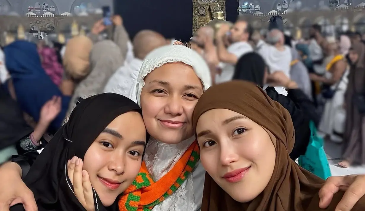 Ayu Ting Ting kembali memukau penggemarnya lewat penampilannya yang sederhana namun tetap mempesona saat menjalankan ibadah umrah. [@ayutingting92].